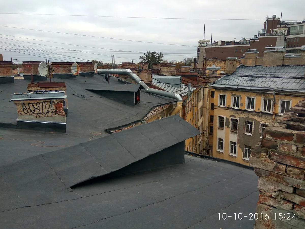 Выполненная кровля на городском объекте